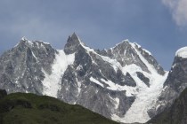 在陽光下的海螺溝美景